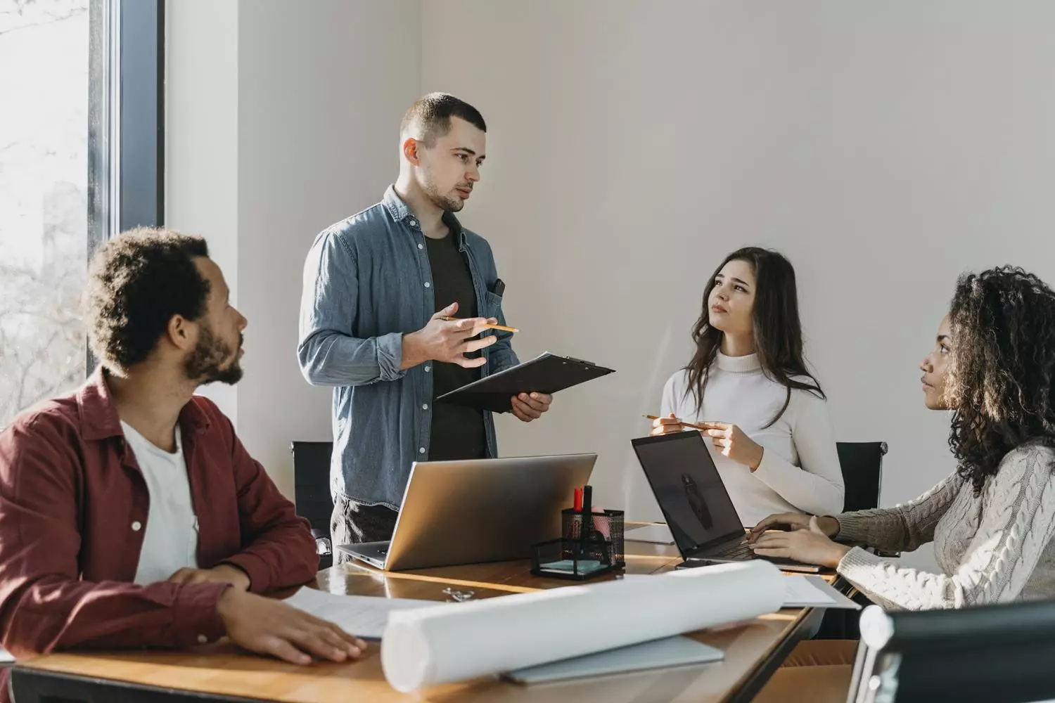 teamwork-meeting-with-business-people_735_fr